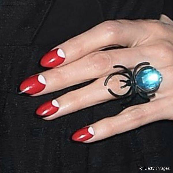 A atriz Carrie Preston apostou na nail art de meia-lua e francesinha com os esmaltes preto e vermelho para uma festa de Halloween